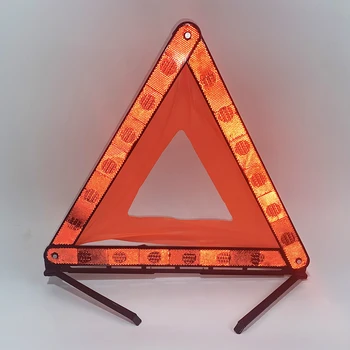 Временная стоянка автомобиля со светоотражающим треугольным индикатором, красный знак остановки, неисправность транспортного средства