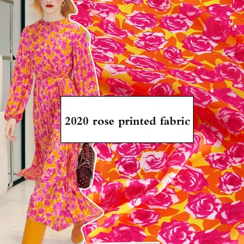 Эластичная атласная Полиэфирная ткань Платье-рубашка с цветочным принтом Розы Ручной работы Ткани на заказ Ткань для пошива одежды на метр