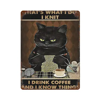 Металлическая жестяная вывеска в стиле ретро， Плакат новинки, Железная роспись, Черный кот - вот чем я занимаюсь, я вяжу, я пью кофе и я кое-что знаю.