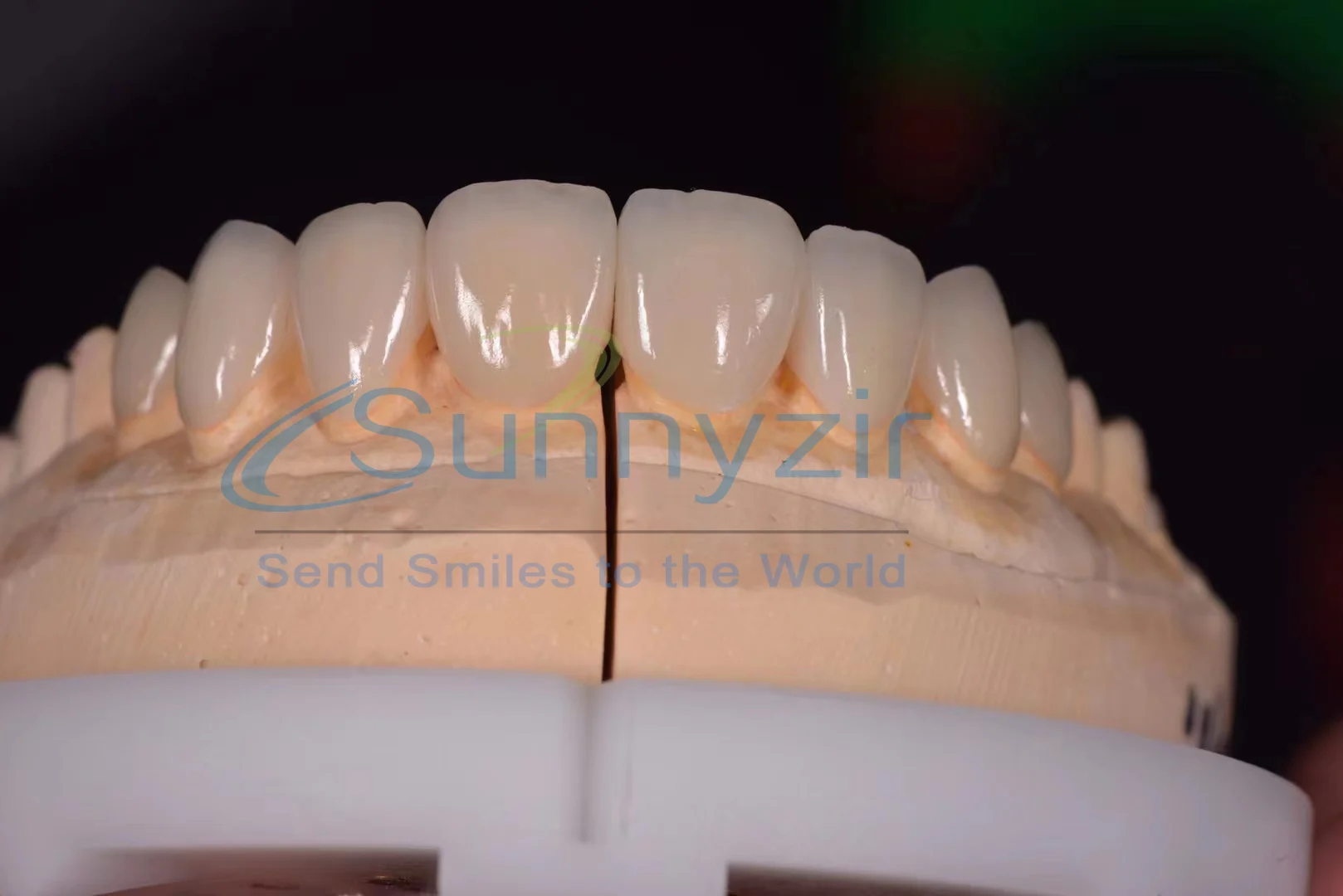 Sunnyzir Стоматологический цирконий Многослойная Открытая система 98 * 14 мм Стоматологический циркониевый блок CAD CAM Прозрачность 57% Прочность ≥1200 - 2