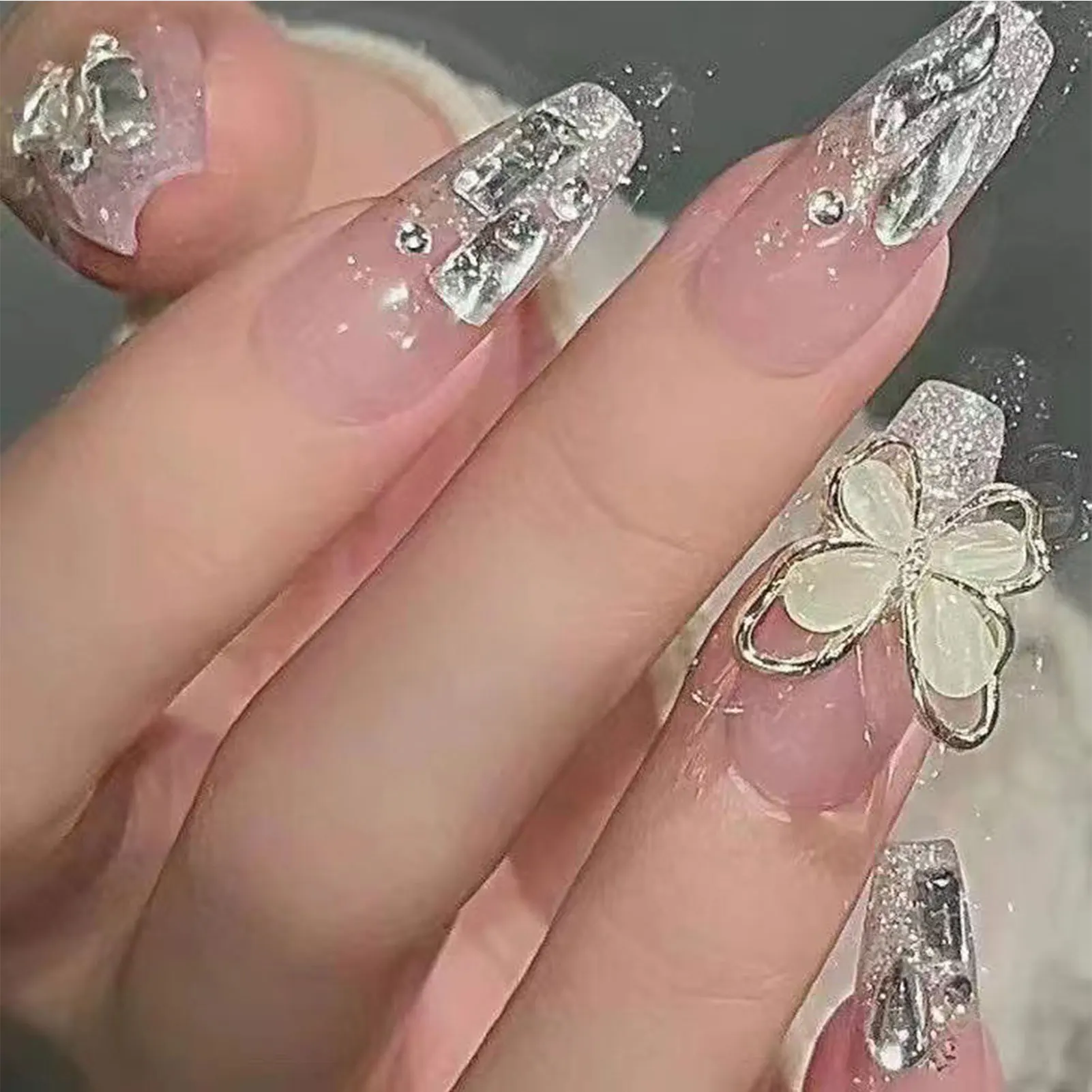 Длинные квадратные прозрачные накладные ногти Уникальные модные украшения для ногтей, подчеркивающие нежность рук - 3
