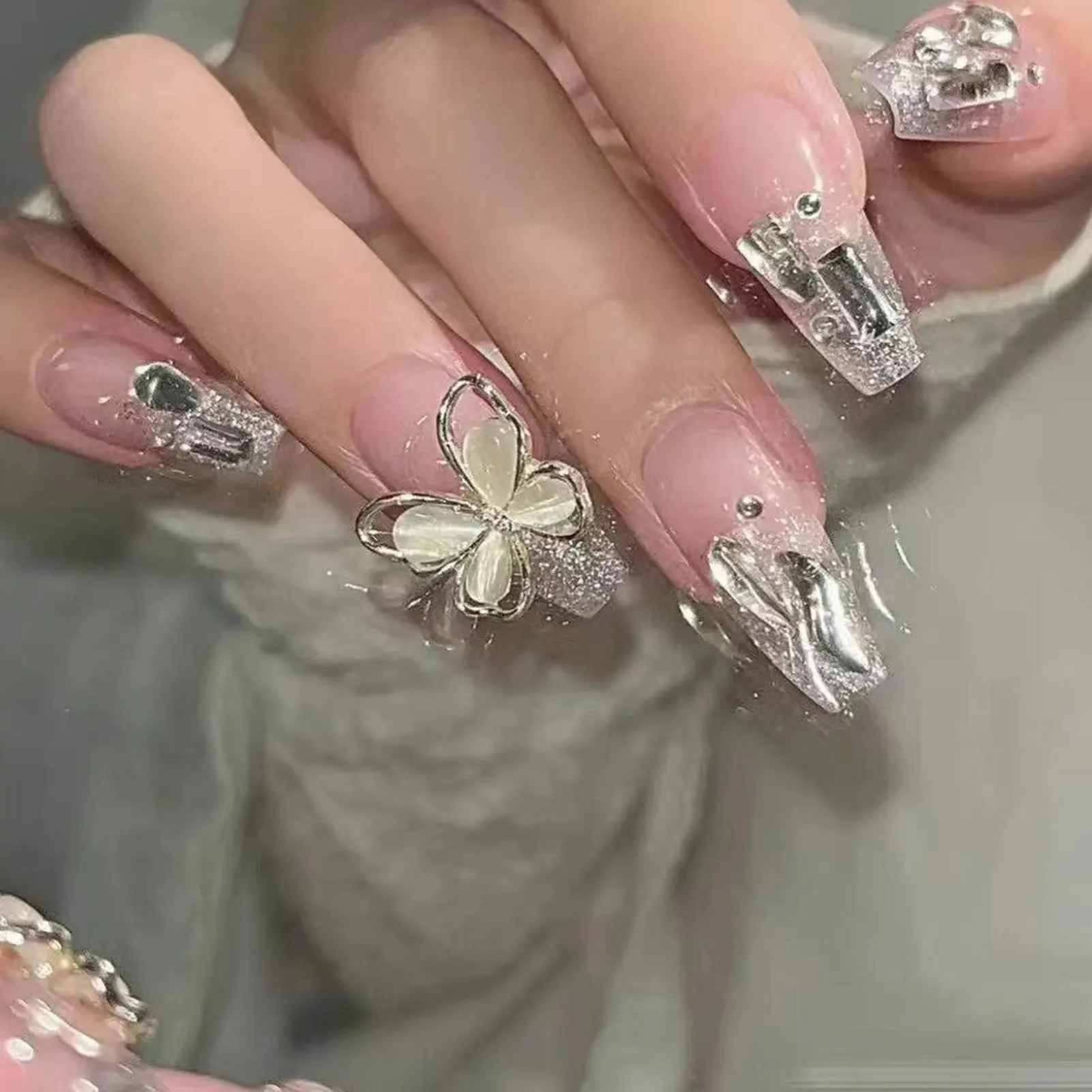 Длинные квадратные прозрачные накладные ногти Уникальные модные украшения для ногтей, подчеркивающие нежность рук - 5