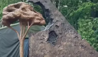 Памятник «Живая память благодарных поколений», установленный на Поклонной горе, рядом с музеем Победы.